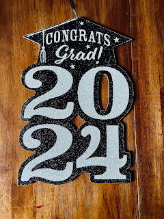 2024 Graduate A sign saying 2024 graduate